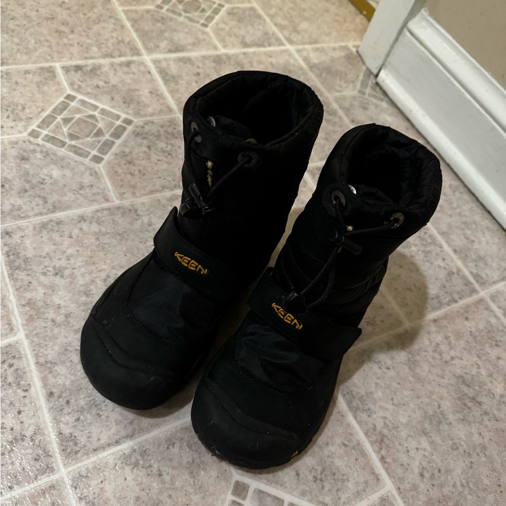 Keen Kids Waterproof Insulated Winter Fall‎ Boots. Like new!
